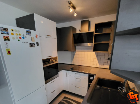 Neue aufgebaute Küche in neuer Wohnung